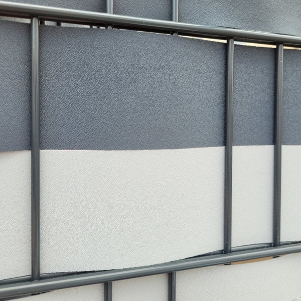 Detailansicht eines Zaunelements mit Sichtschutzstreifen