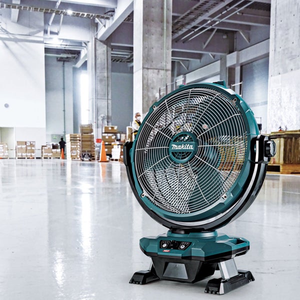 Makita Logo auf einem Akkuventilator in einer Lagerhalle