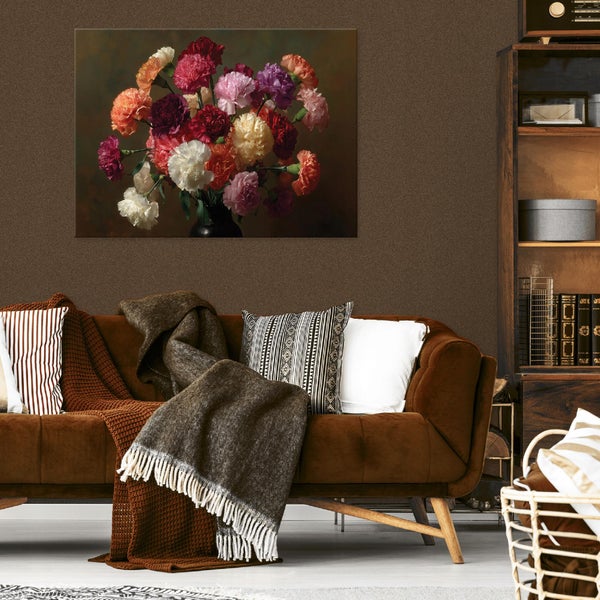 Dekoratives Wohnzimmer mit Sofa, Kissen, Decken, Regal und Blumenbild