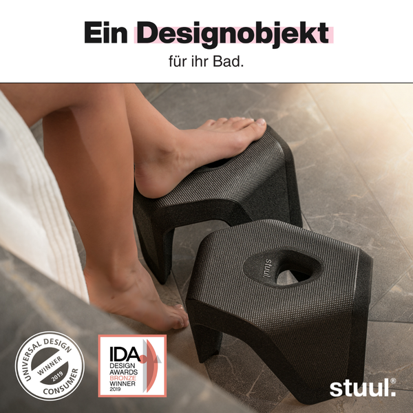 Zweiteiliger ergonomischer Toilettenhocker im Badezimmer, stuul Logo, Universal Design Consumer Winner 2019, IDA Design Awards Bronze Winner 2019.