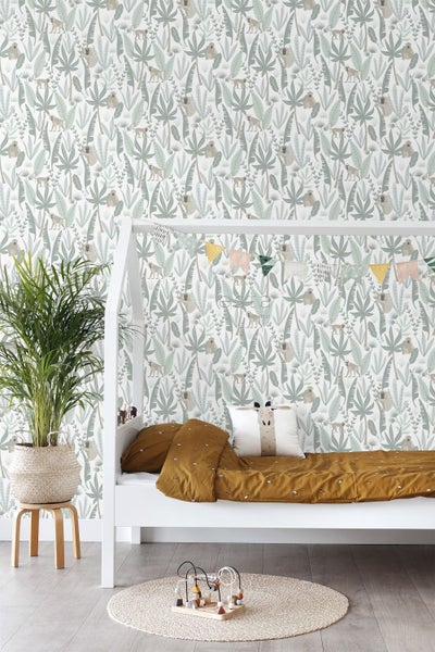 Kinderzimmer mit Dschungeltapete, Bett und Zimmerpflanze