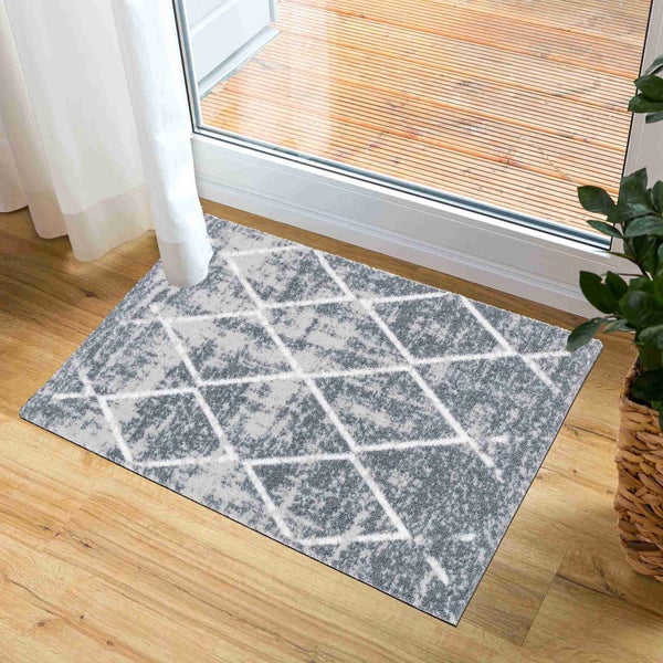 Fußmatte mit geometrischem Muster vor einer Tür