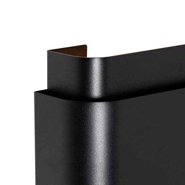 Detailansicht einer schwarzen Wandleuchte