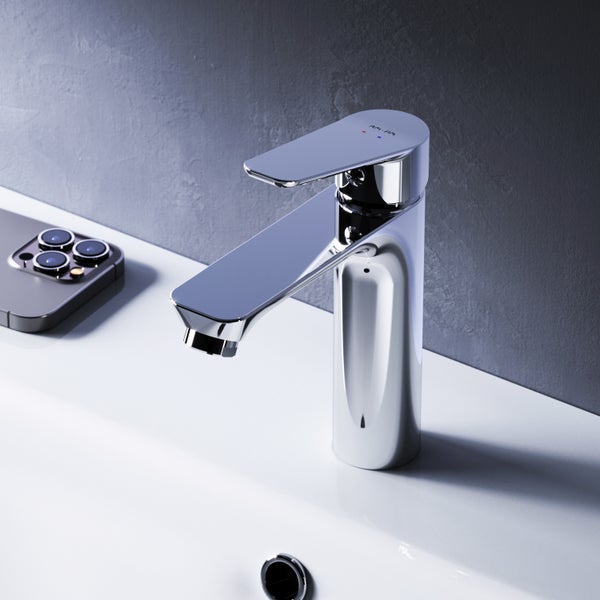 Verchromter Waschtischmischer auf einem Waschbecken