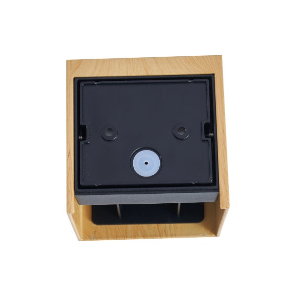 Rückansicht einer quadratischen Wandleuchte mit Holzgehäuse und schwarzer Montageplatte.