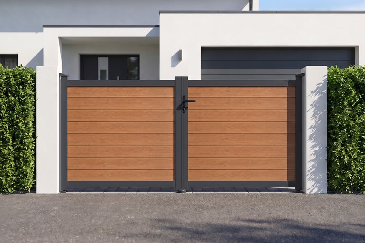 Modernes zweiflügeliges Einfahrtstor mit anthrazitfarbenem Aluminiumrahmen und Holzoptik-Paneelen zwischen weißen Pfeilern vor einem Haus.