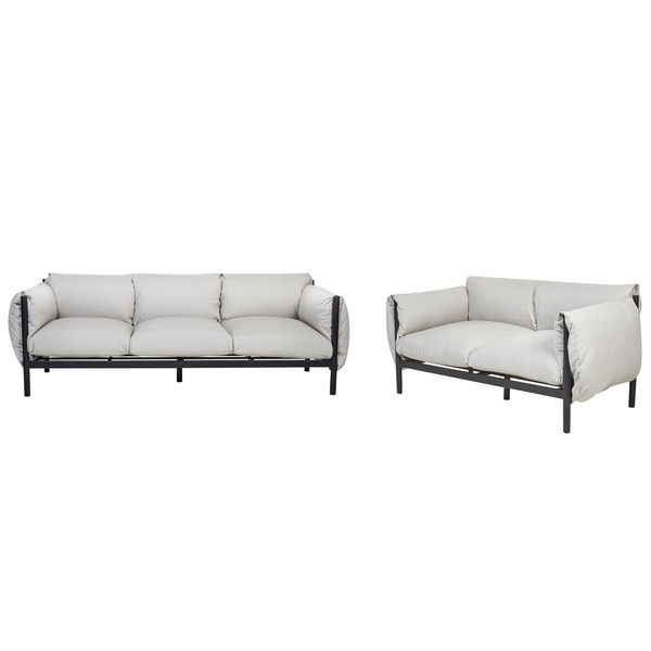 Drei- und Zweisitzer Sofa mit Metallrahmen und gepolsterten Kissen