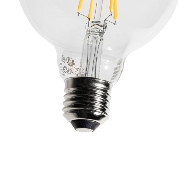 Nahaufnahme eines E27 Schraubsockels einer LED Filament Glühbirne mit sichtbaren Prüfzeichen für europäische Konformität und Sicherheit.