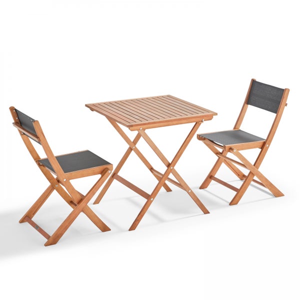 Gartenmöbel-Set aus Holz mit einem quadratischen Klapptisch und zwei Klappstühlen mit grauer Textilbespannung