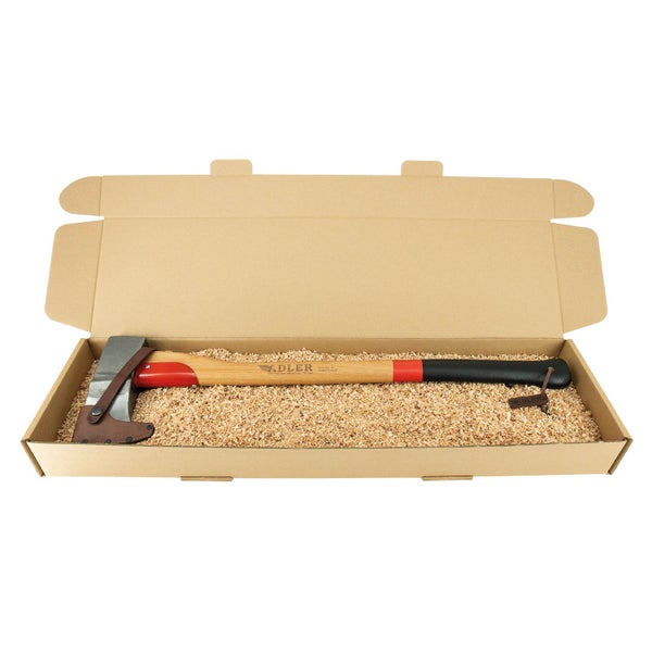 Adler Spaltaxt mit Holzstiel und Lederschneidenschutz in einem Versandkarton mit Holzwolle