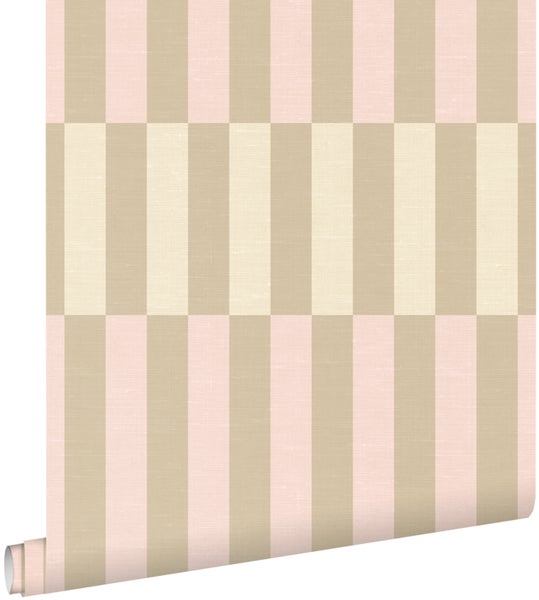 Tapete mit breitem vertikalem Streifenmuster in Rosa, Beige und Creme in versetzter Blockoptik.