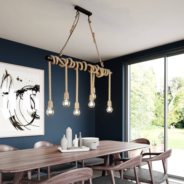 Esszimmer mit Esstisch, Stühlen und Hängelampe aus Seil