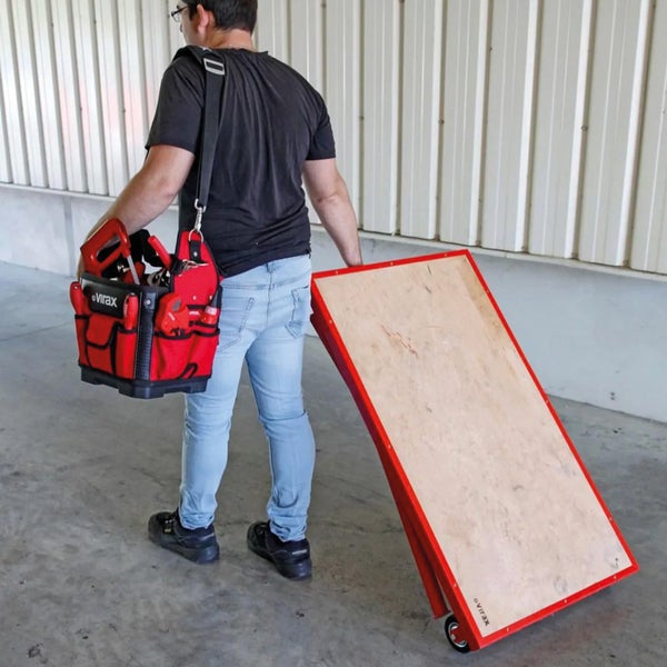 Handwerker mit Werkzeugtasche und Transportwagen für den Hornbach Webshop