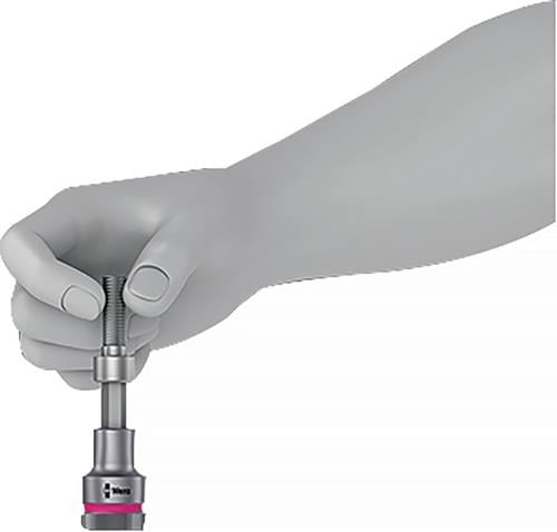 Eine Hand hält einen Wera Werkzeug Bit-Halter.