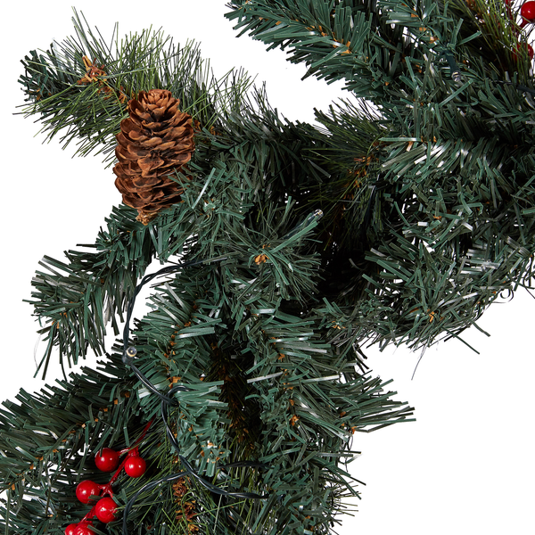 Künstliche Weihnachtsgirlande mit Tannenzapfen, roten Beeren und LED-Lichterkette.