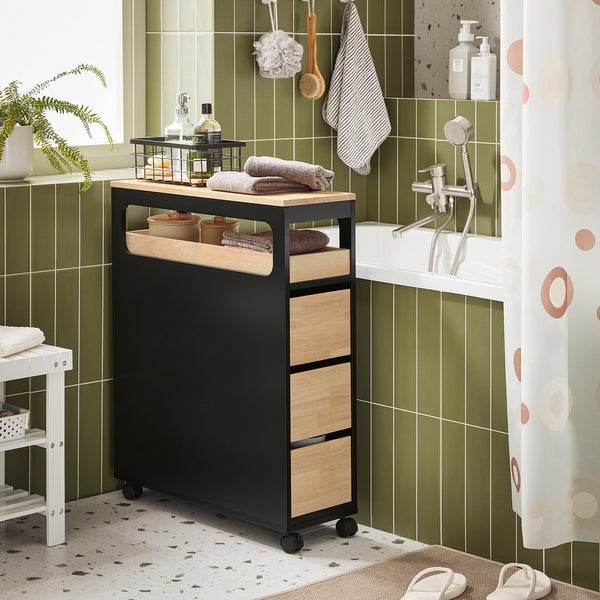 Badezimmeransicht mit schwarzem Badschrank auf Rollen mit Schubladen aus Holz