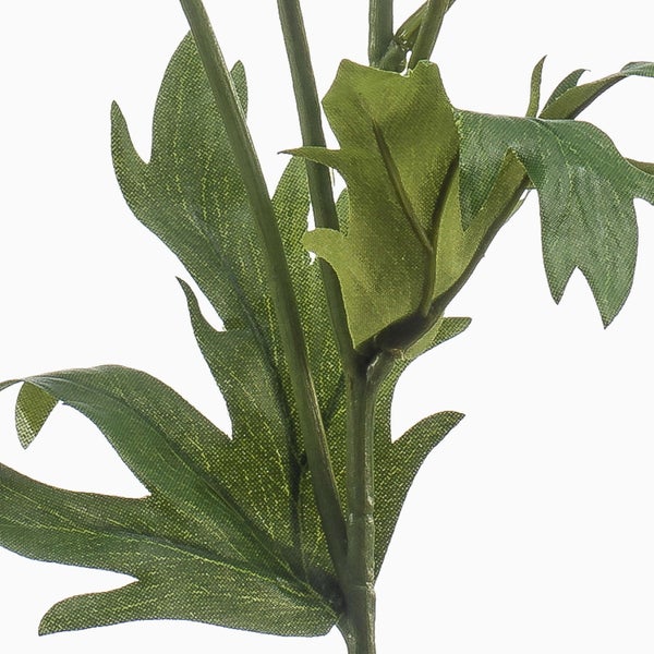 Detailaufnahme der grünen Blätter und Stiele einer künstlichen Pflanze.