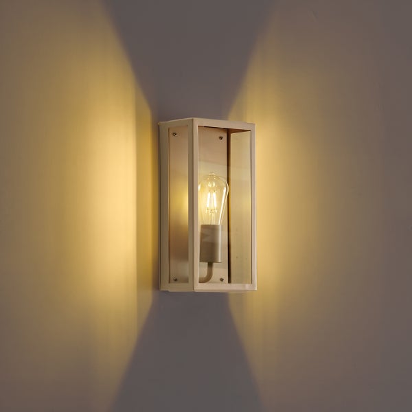 Moderne Wandleuchte mit rechteckigem Rahmen und Glaseinsätzen, inklusive LED-Filament-Leuchtmittel, Lichtaustritt oben und unten.