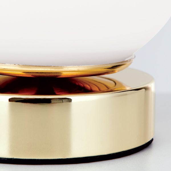 Detailansicht einer Tischleuchte mit goldfarbenem Fuß