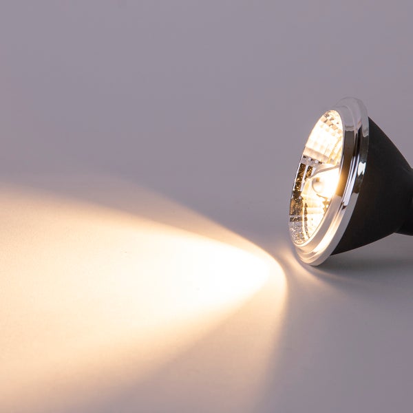 Eingeschaltetes Reflektor-Leuchtmittel mit warmem Lichtstrahl.