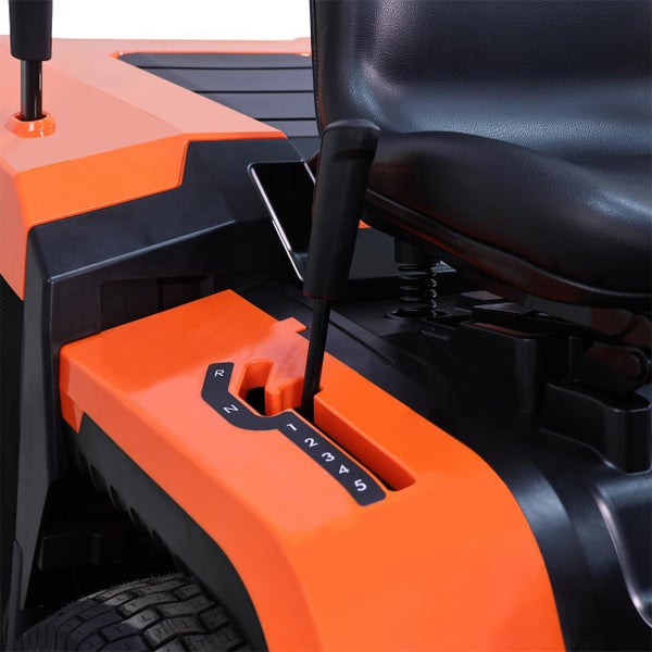 Detailansicht des Schaltknüppels und des Sitzes eines Rasentraktors.