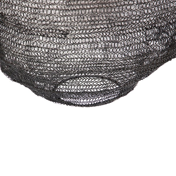 Detailaufnahme eines schwarzen Drahtgeflechts