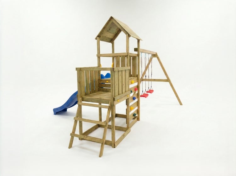 Spielturm aus imprägniertem Holz mit Satteldach, blauer Rutsche, zwei roten Schaukeln, Kletterwand und Leiter.