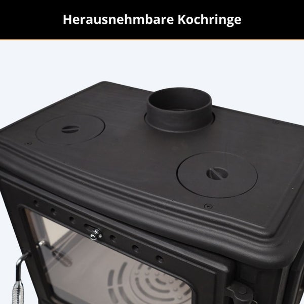 Kaminofen aus schwarzem Gusseisen mit zwei herausnehmbaren Kochringen auf der Oberseite.