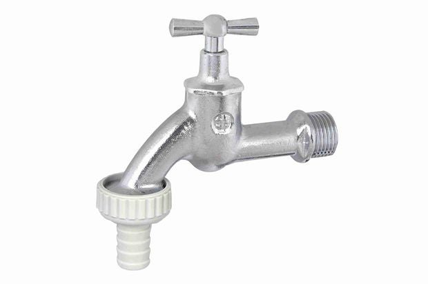 Verchromter Auslaufhahn mit Knebelgriff und Schlauchverschraubung für den Garten.