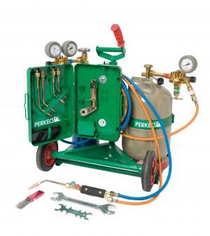 Mobiles Autogenschweißgerät von PERKEO auf Rollwagen mit Gasflasche, Druckminderern, Schläuchen, Brenner und Werkzeug im grünen Metallkasten.