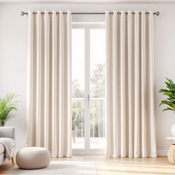 Raumansicht mit Vorhängen an einer Gardinenstange vor einer Fenstertür