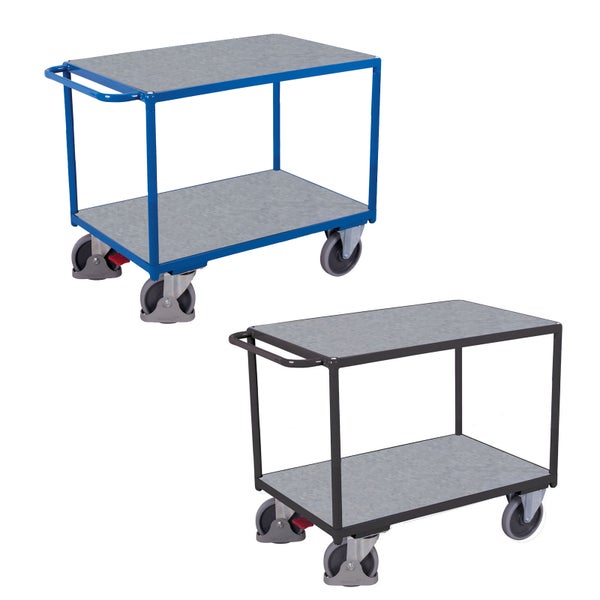 Etagenwagen mit zwei grauen Ladeflächen, Schiebegriff und vier Rollen, Versionen mit blauem und schwarzem Metallgestell.