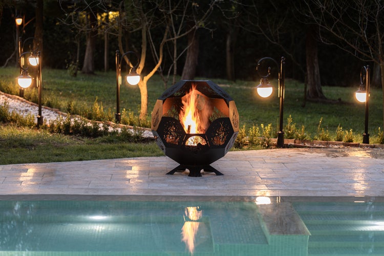 The Favilla LUNA Feuerstelle Schwarz – Design Feuerschale aus Stahl, pulverbeschichtet – 100x100x110 cm – moderne Feuerstelle für Garten & Terrasse – inkl. Abdeckhaube – 75 kg – kein Aufbau nötig