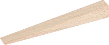 Ein keilförmiger Holzkeil zum Ausgleichen und Fixieren.