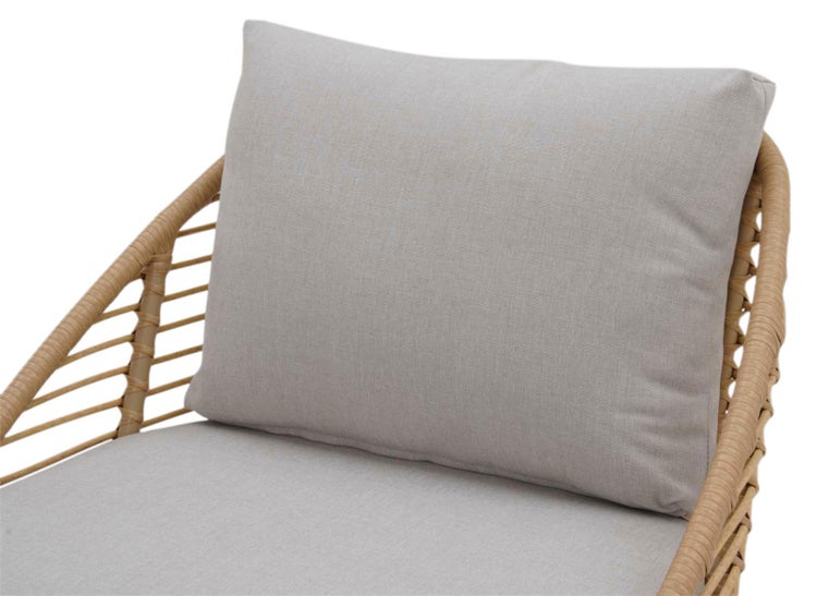 Nahaufnahme eines Gartenstuhls aus Polyrattan mit grauem Rückenpolster und Sitzkissen.