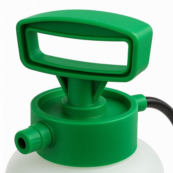 Grüner Pumpgriff und Gehäuseoberteil eines Drucksprühgeräts aus Kunststoff auf einem weißen Behälter.