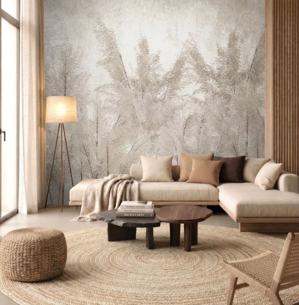 Helles Wohnzimmer mit Fototapete mit Pampasgras-Motiv, modernem Sofa, rundem Juteteppich und zwei Couchtischen aus Holz im Natur-Stil.