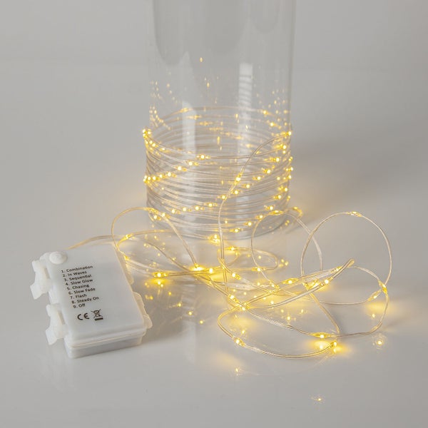 Batteriebetriebene Lichterkette mit mehreren Beleuchtungsmodi und einer Glasvase