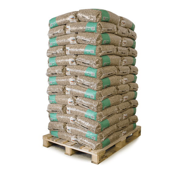 Ganze Palette mit Holzpellets in 15 Kilogramm Säcken, TotalEnergies Logo.