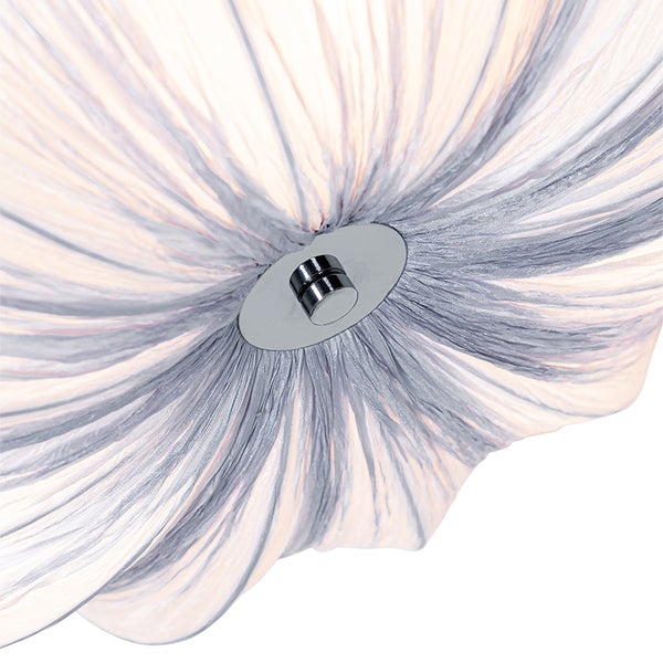 Detailansicht einer Deckenleuchte mit gefaltetem Textilschirm und metallischer Halteplatte in der Mitte.