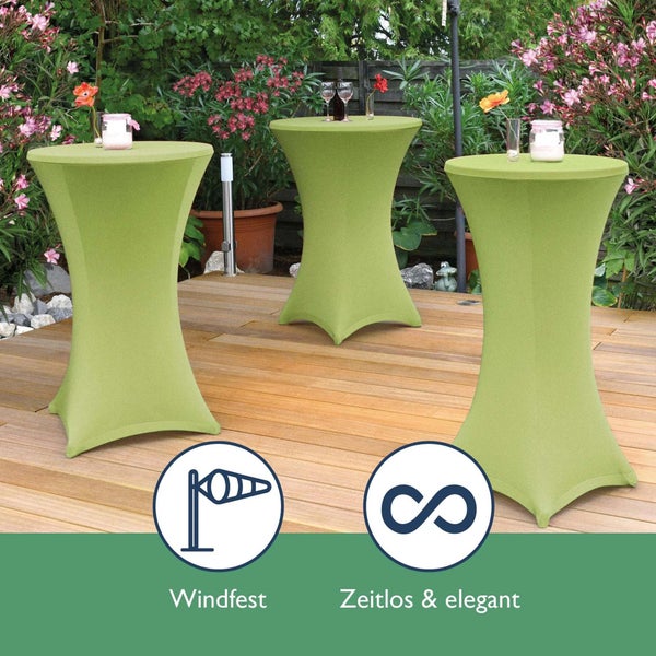 Drei Stehtische mit grünen Stretch-Hussen auf einer Holzterrasse