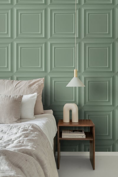 Schlafzimmer mit Wandpaneelen, Nachttisch und Pendelleuchte