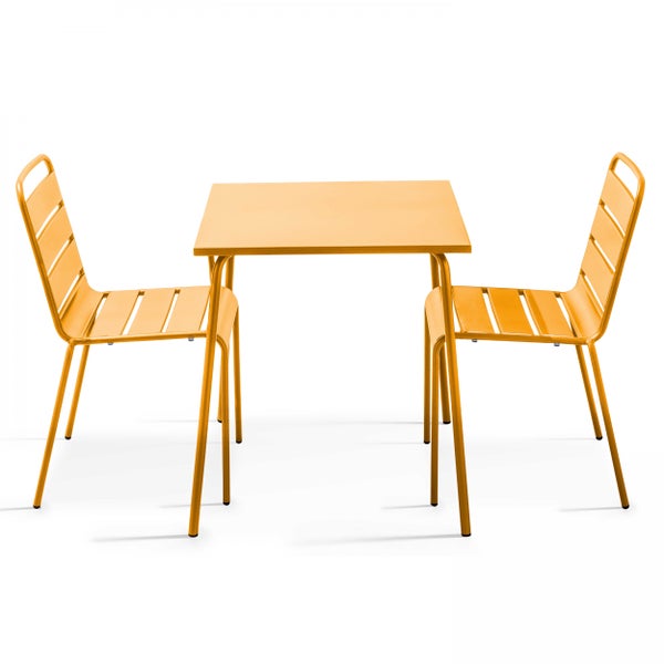 Dreiteiliges Balkonset aus Metall bestehend aus einem quadratischen Tisch und zwei Stühlen mit Latten-Design.