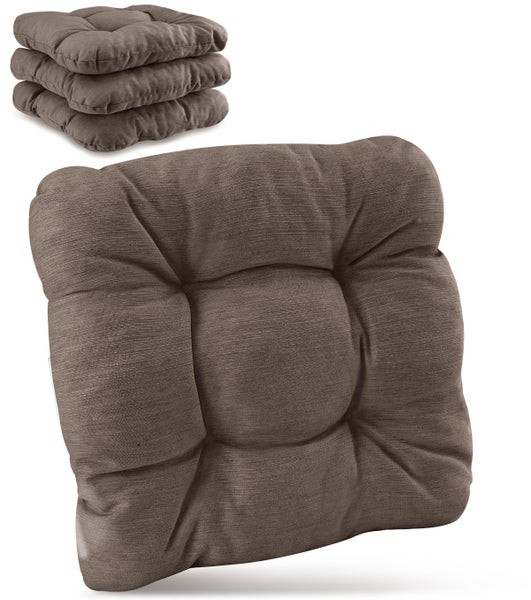 Quadratisches Stuhlkissen aus Stoff, mit Polsterung, eines davon schwebend, im Hintergrund drei gestapelte Kissen