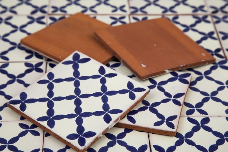 Quadratische Fliesen mit Muster und unifarbene quadratische Fliesen