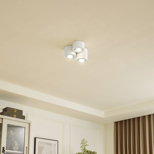 Deckenleuchte mit drei Strahlern in einem Wohnraum