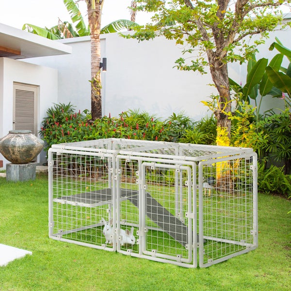 Mann trainiert mit Hantel in einem Raum mit Fitnessmatten.