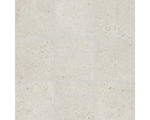 Nahaufnahme von neun hellen Bodenfliesen mit gesprenkelter Textur