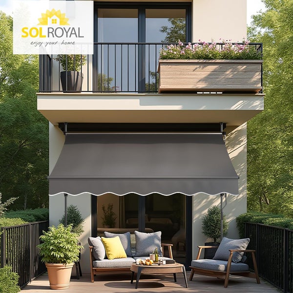 Graue Klemmmarkise mit Wellenabschluss auf einer hellen, modern möblierten Terrasse mit Loungemöbeln und Pflanzen. Sol Royal Logo.
