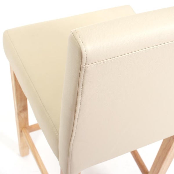 Detailansicht eines Stuhls mit Holzbeinen und Sitzfläche aus Kunstleder